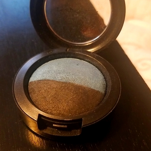 MAC two in one eye shadow pallet - Picture 2 of 3